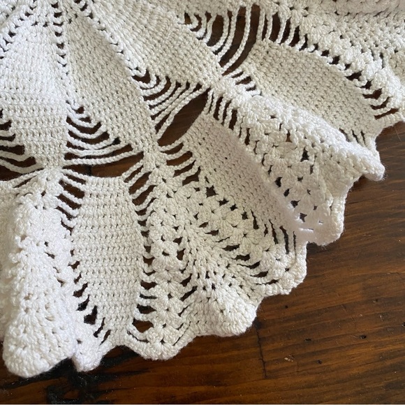 Collectible Beautiful Handmade Crocheted Doily Off White 15" - Picture 2 of 6